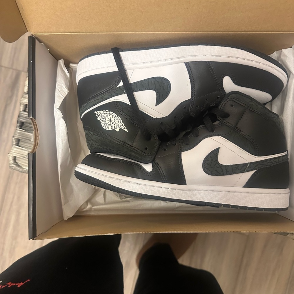 Size 9.5 - Air Jordan 1 SE Mid Panda Elephant